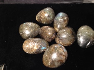 Labradorite  - Dark -  2 to 3 cm - Tumbled Stone