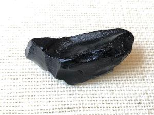 Whitby Jet, from Whitby, Yorkshire, UK (Ref 2RJ0422.8.3)