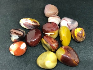 Mookaite - 1 cm Tumbled Stone.